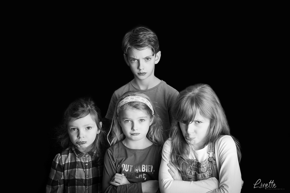 Linette Photographie - Enfants sur fond noir