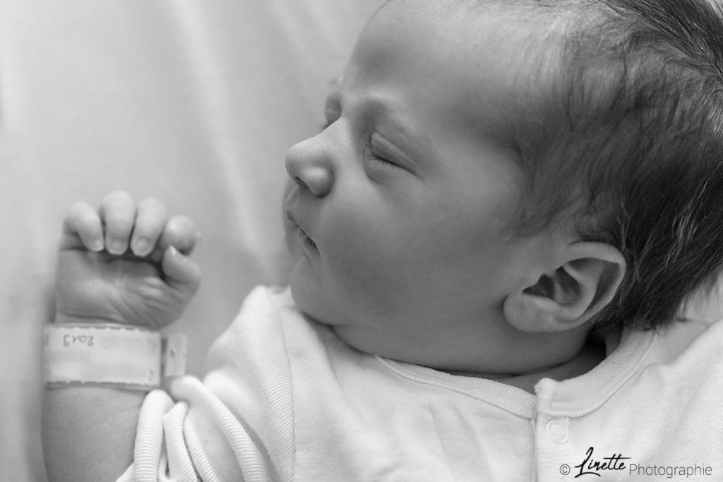 Photographie réalisée en séance naissance  à la maternité de Nancy pour un petit garçon nouveau-né